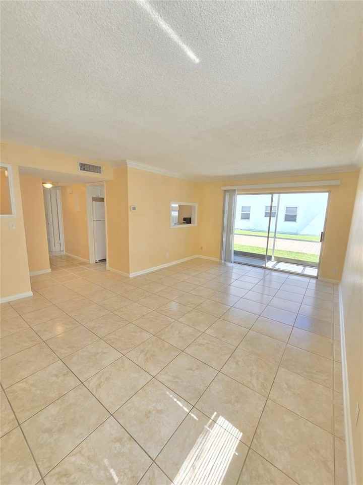 104 Se 10th St - Photo 3 of 23