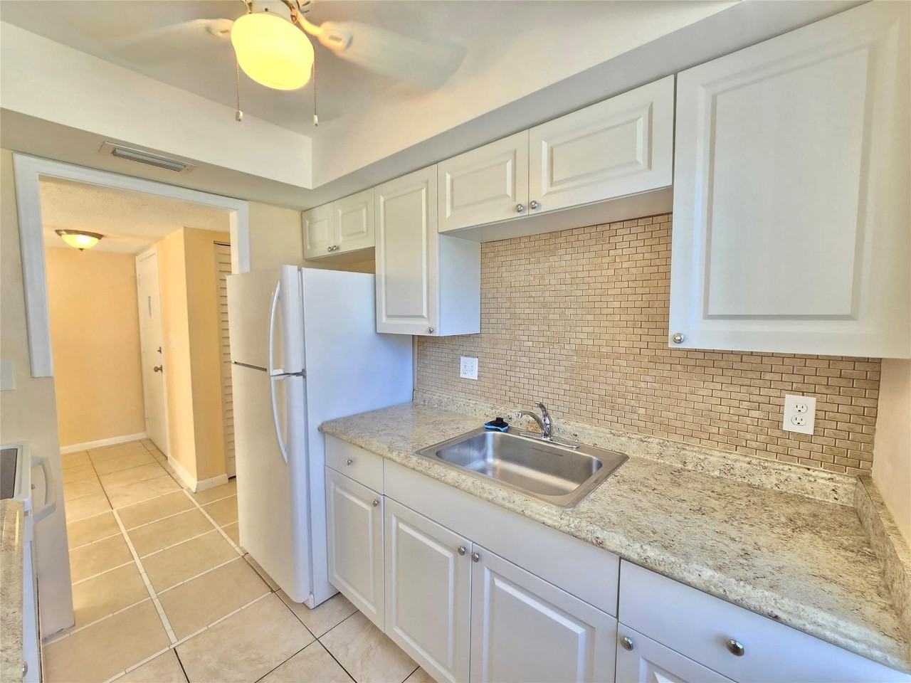 104 Se 10th St - Photo 5 of 23