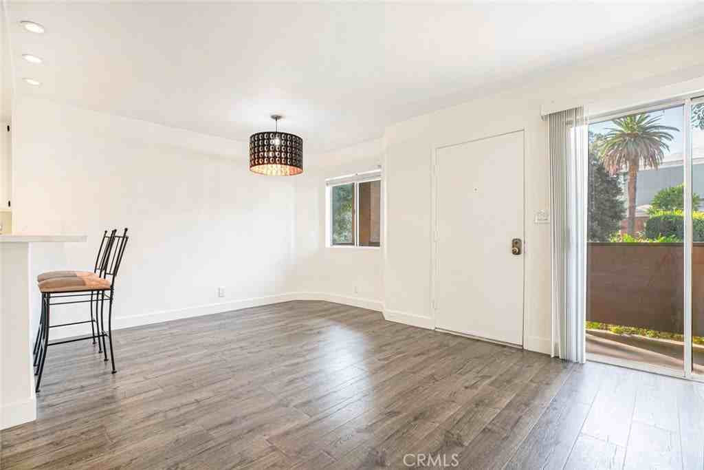 14839 Sherman Way - Photo 7 of 36