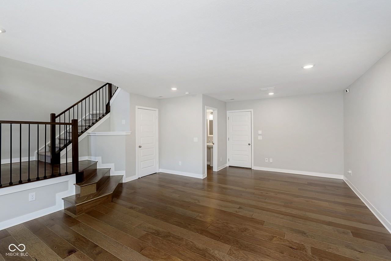 639 Golborne St - Photo 5 of 32