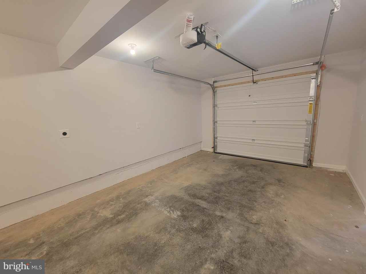 328 W 11th St - Photo 4 of 28