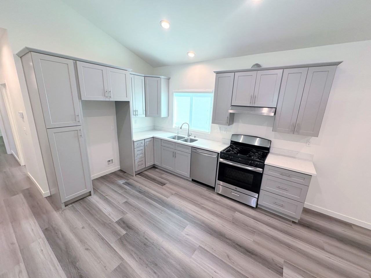 15926 Leadwell St - Photo 4 of 19