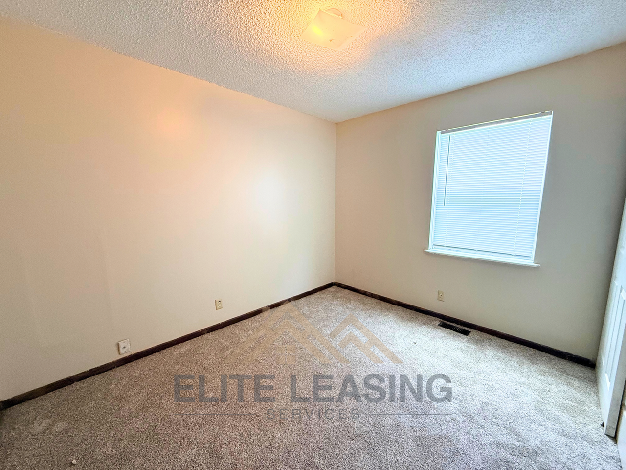 1710 Se 24th St - Photo 4 of 6