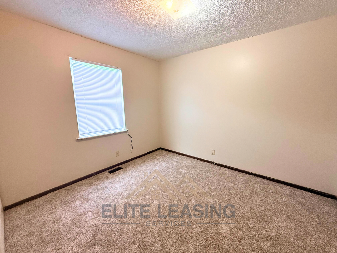 1710 Se 24th St - Photo 5 of 6