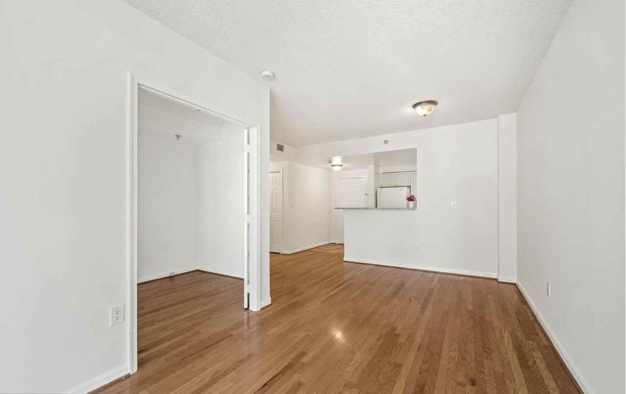 24 Courthouse Sq - Photo 3 of 19