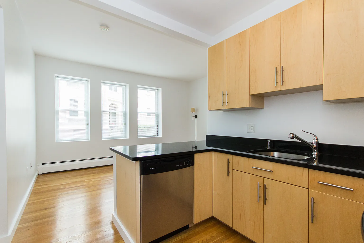 18 Centre St - Photo 2 of 10