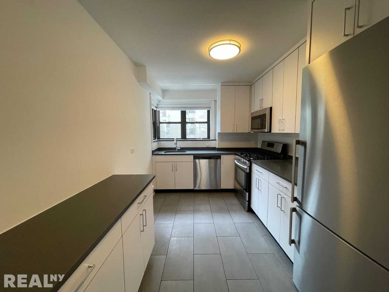 E 89th St #6P - Photo 4 of 6