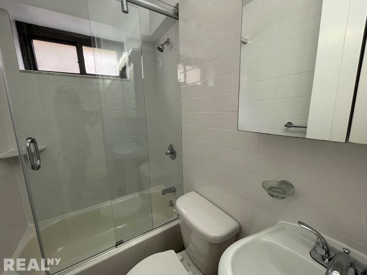 E 89th St #6P - Photo 5 of 6