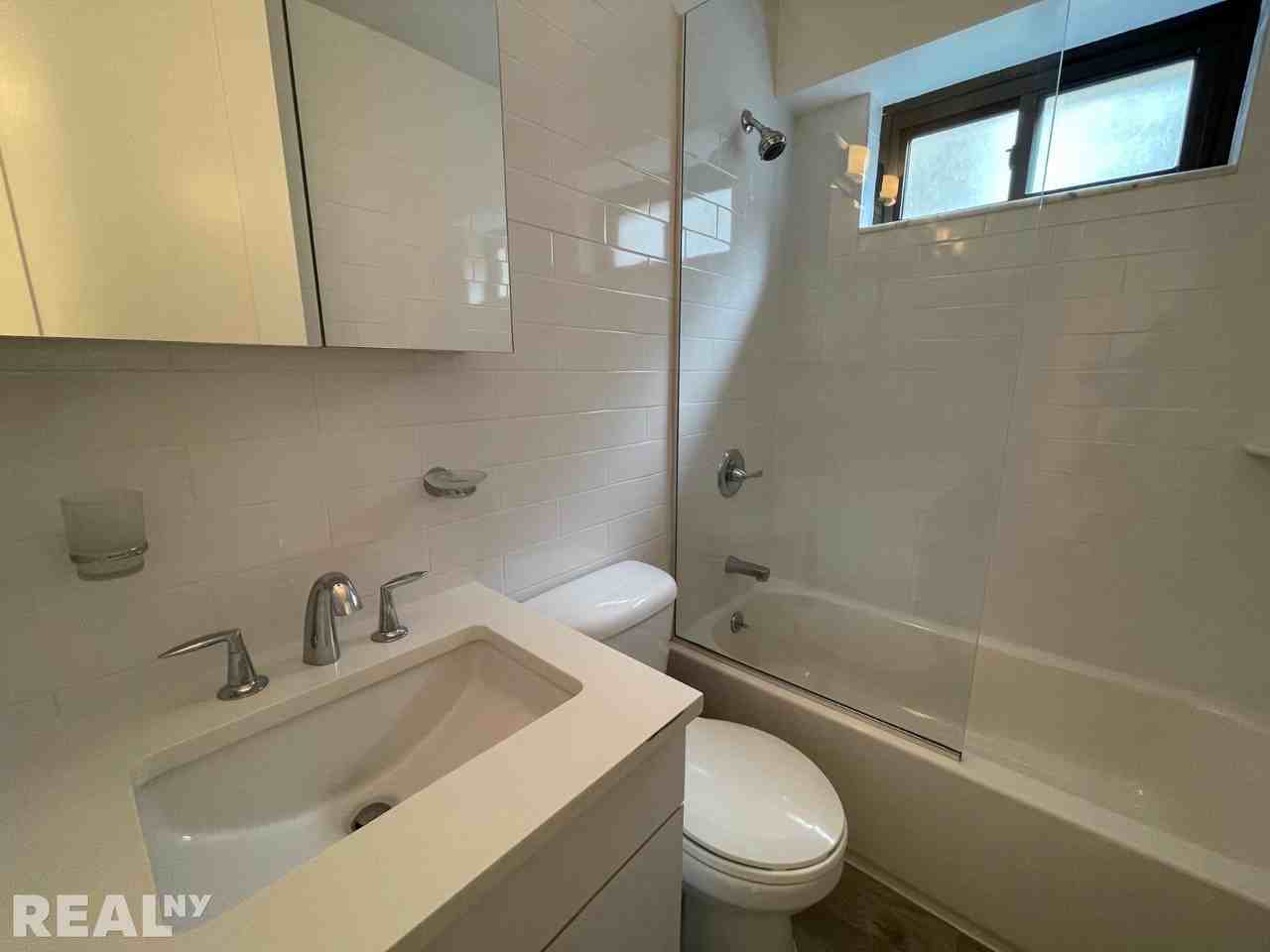 E 89th St #6P - Photo 6 of 6