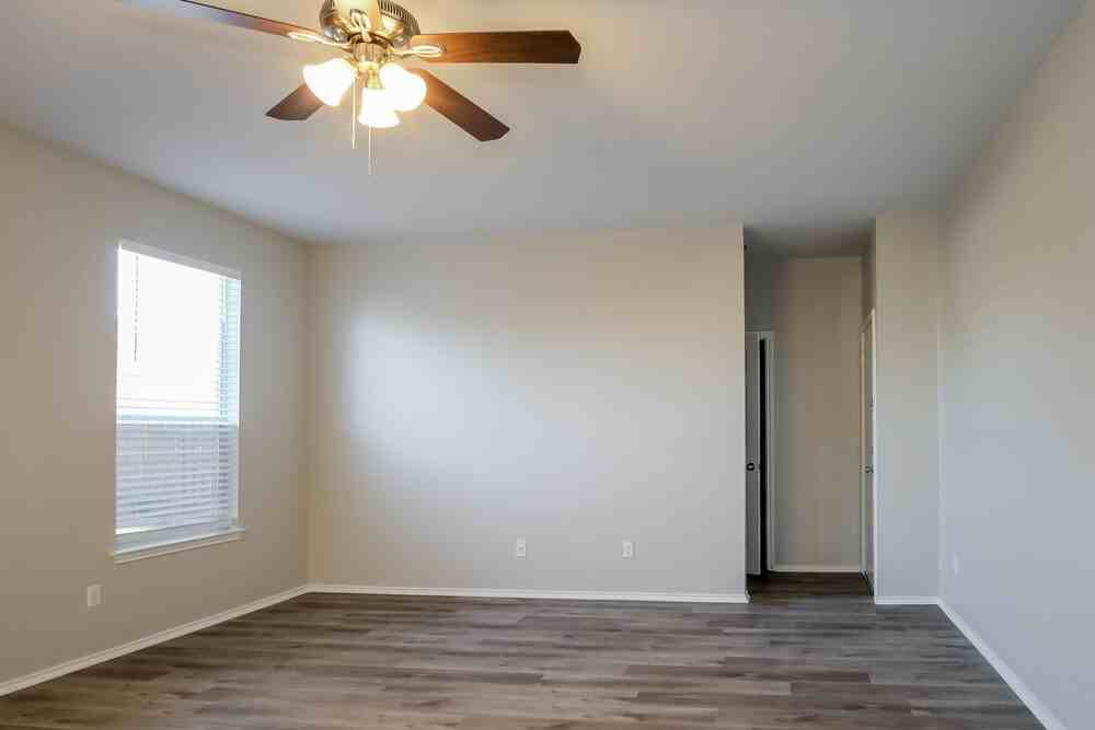 233 Waterloo Dr - Photo 5 of 17