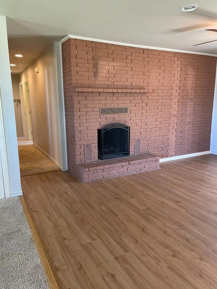 2105 W Pearl St - Photo 3 of 11