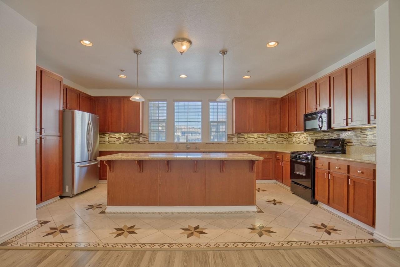 2706 Black Locust Ct - Photo 3 of 11