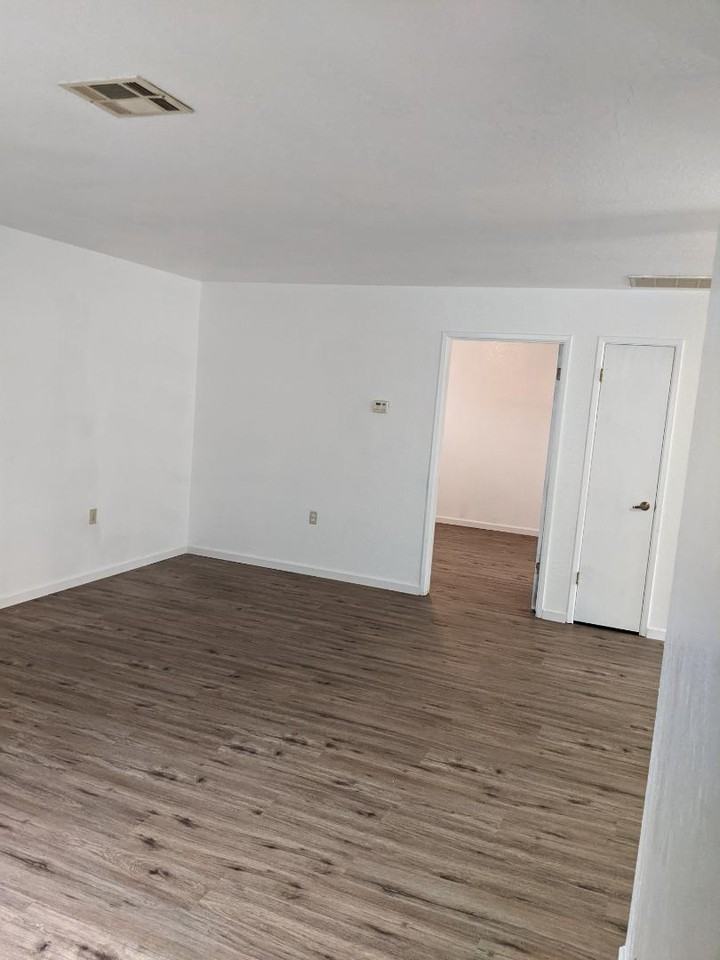 1320 Lakewood Ave - Photo 2 of 10