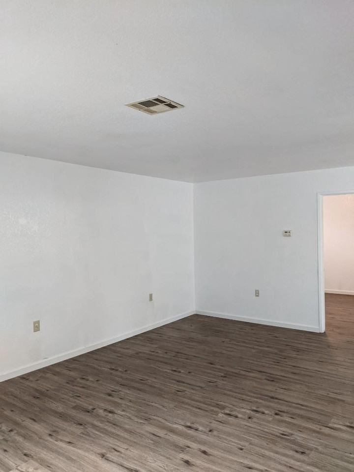 1320 Lakewood Ave - Photo 3 of 10