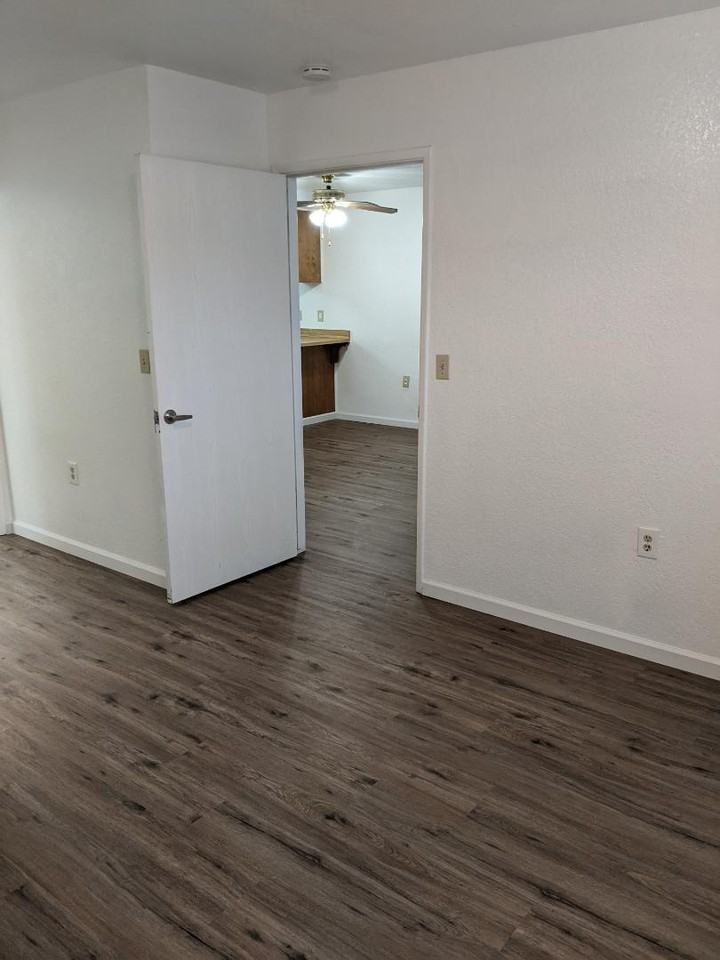 1320 Lakewood Ave - Photo 5 of 10