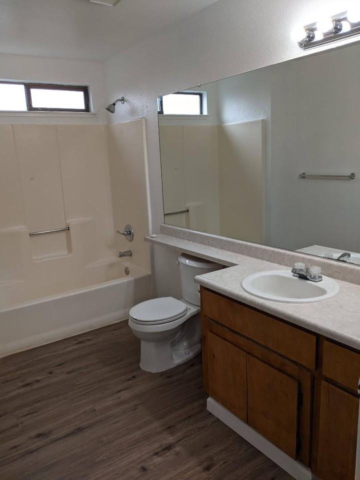 1320 Lakewood Ave - Photo 7 of 10