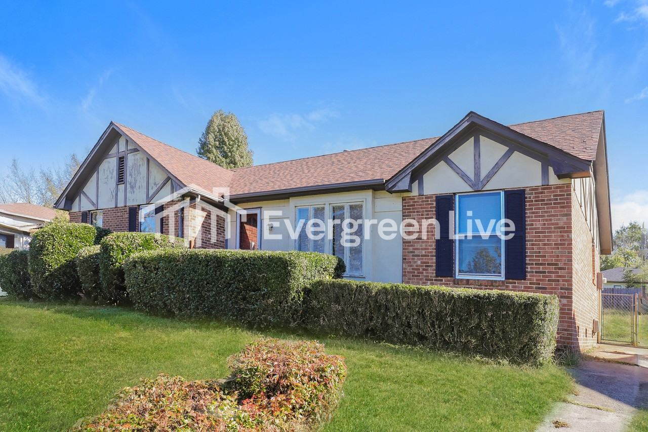 1404 Larchmont Dr - Photo 3 of 16