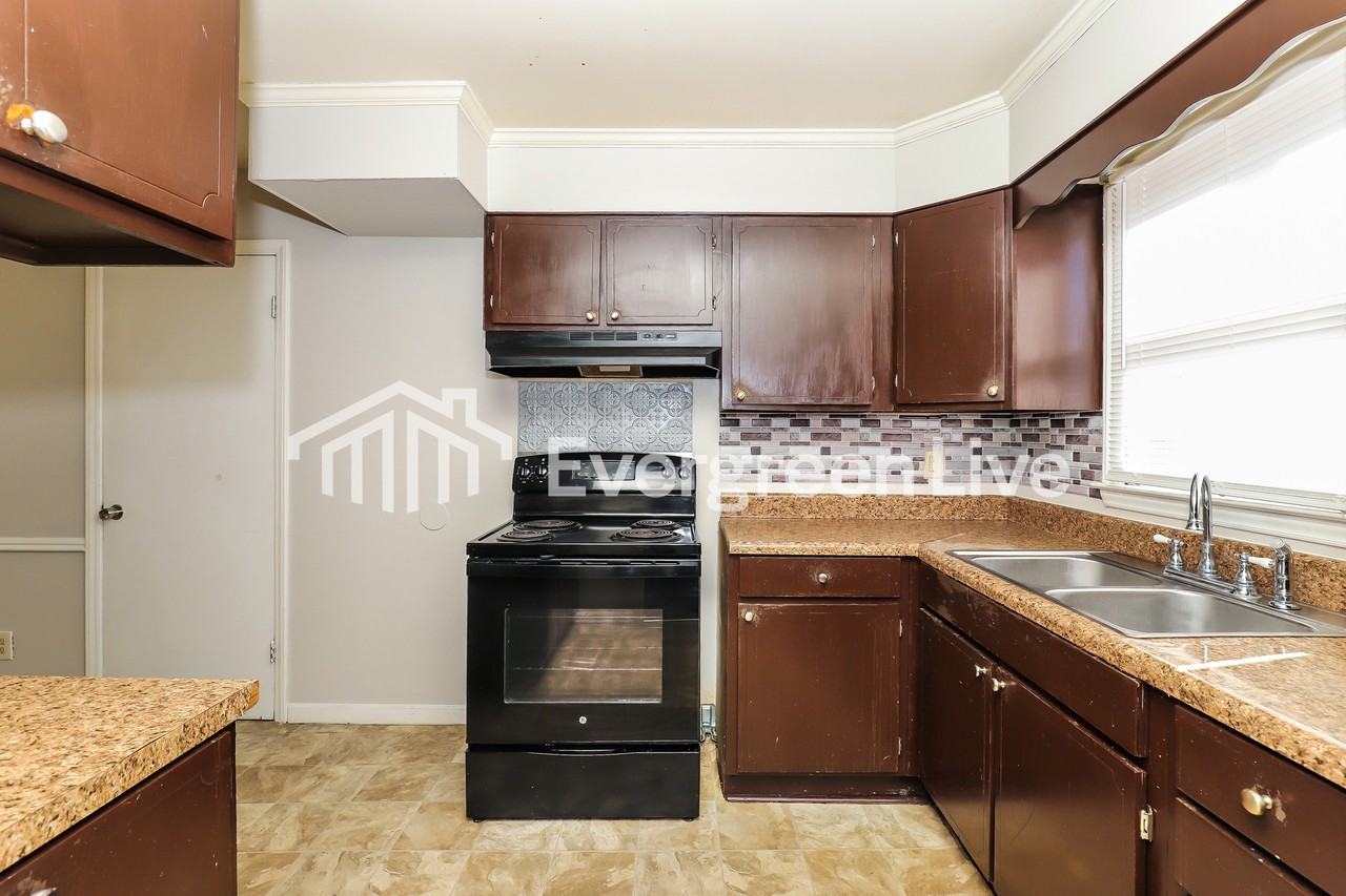 1404 Larchmont Dr - Photo 5 of 16