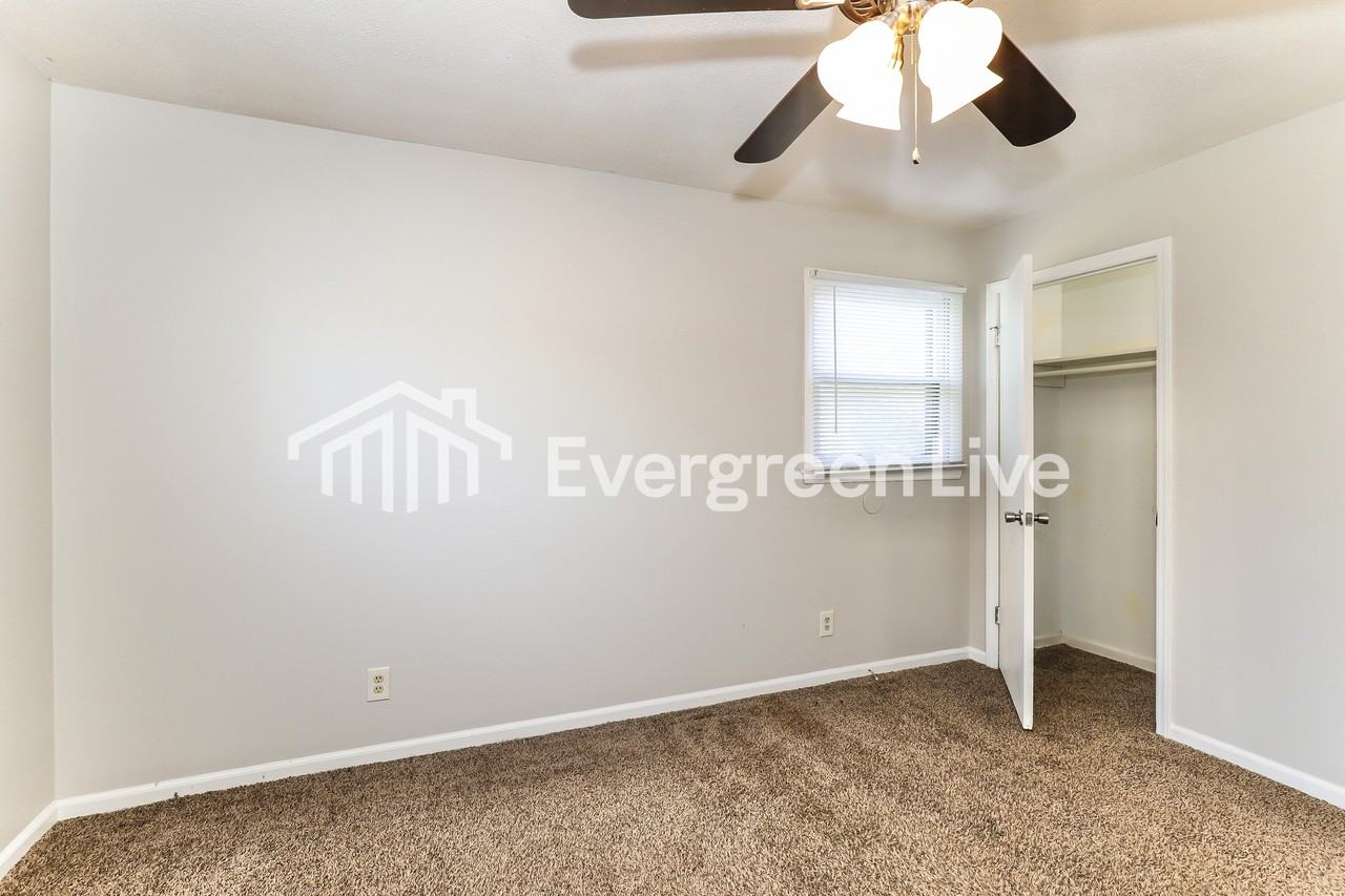 1404 Larchmont Dr - Photo 7 of 16