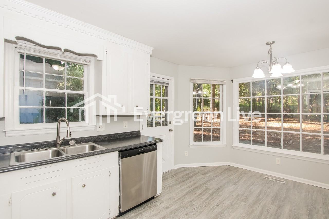 212 Kirkstone Rd - Photo 5 of 15