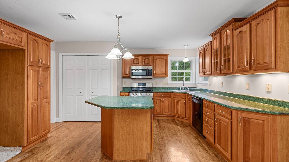 8310 Reagan Dr - Photo 4 of 33