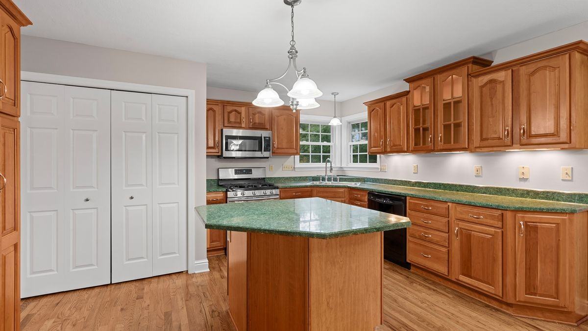 8310 Reagan Dr - Photo 5 of 33