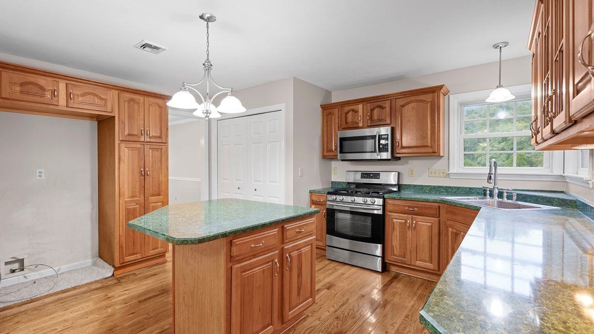 8310 Reagan Dr - Photo 6 of 33