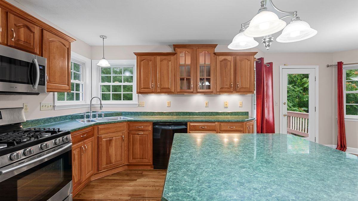 8310 Reagan Dr - Photo 7 of 33