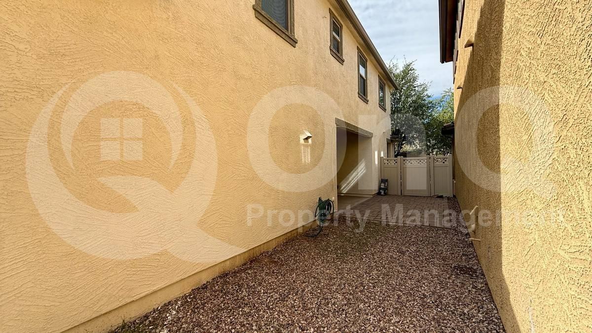 940 S Hawk Ln - Photo 3 of 10