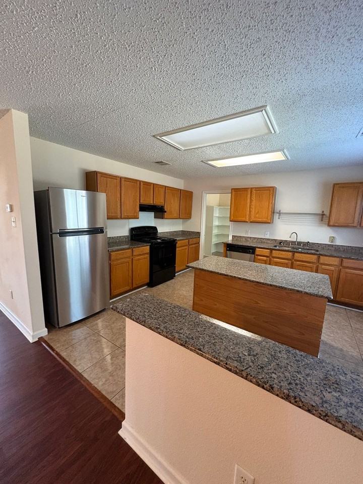 1367 Lakeside Loop - Photo 7 of 19