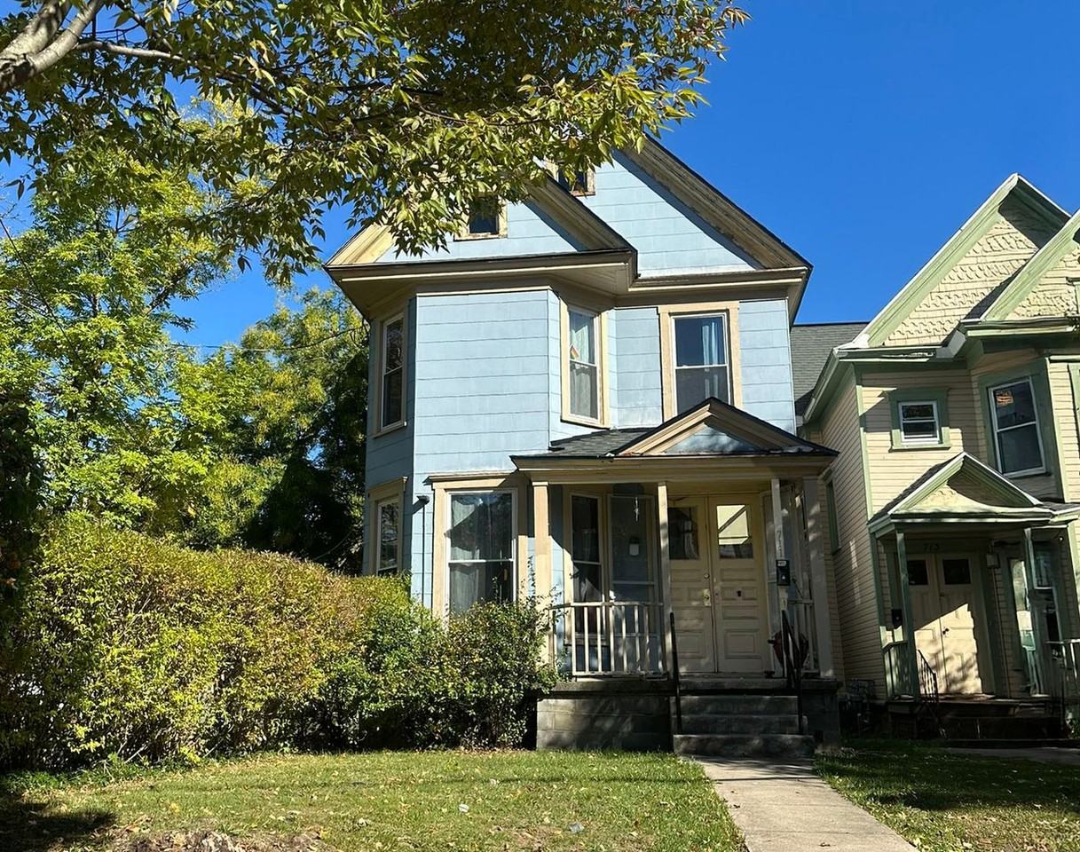711 S Beech St - Photo 3 of 28