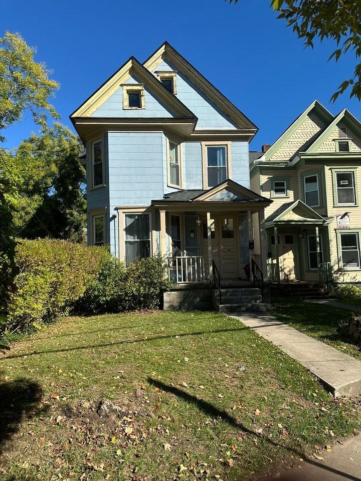 711 S Beech St - Photo 4 of 28