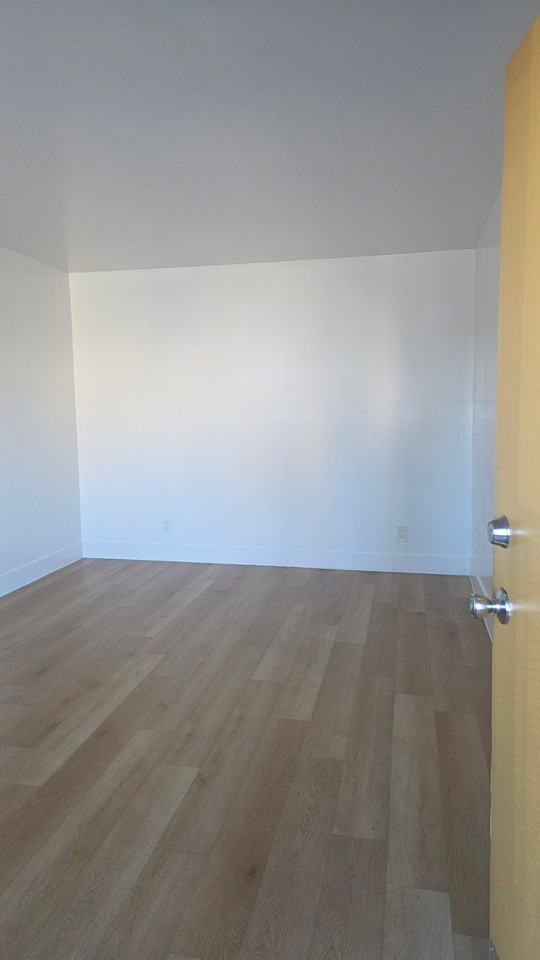 123 W 12th St #105 - Photo 5 of 8