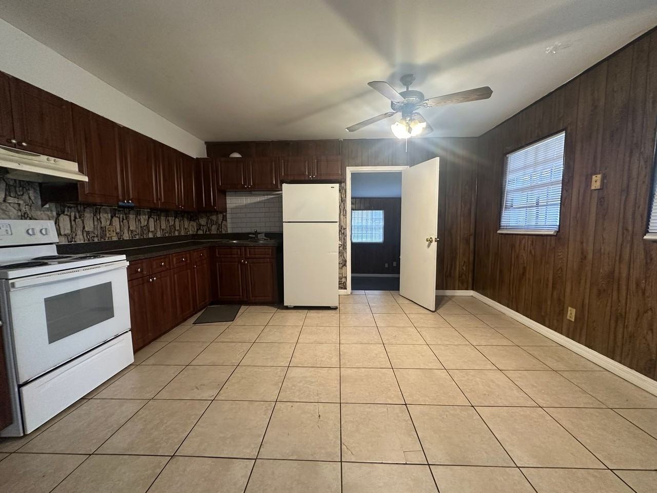 3408 E Lambright St - Photo 3 of 9