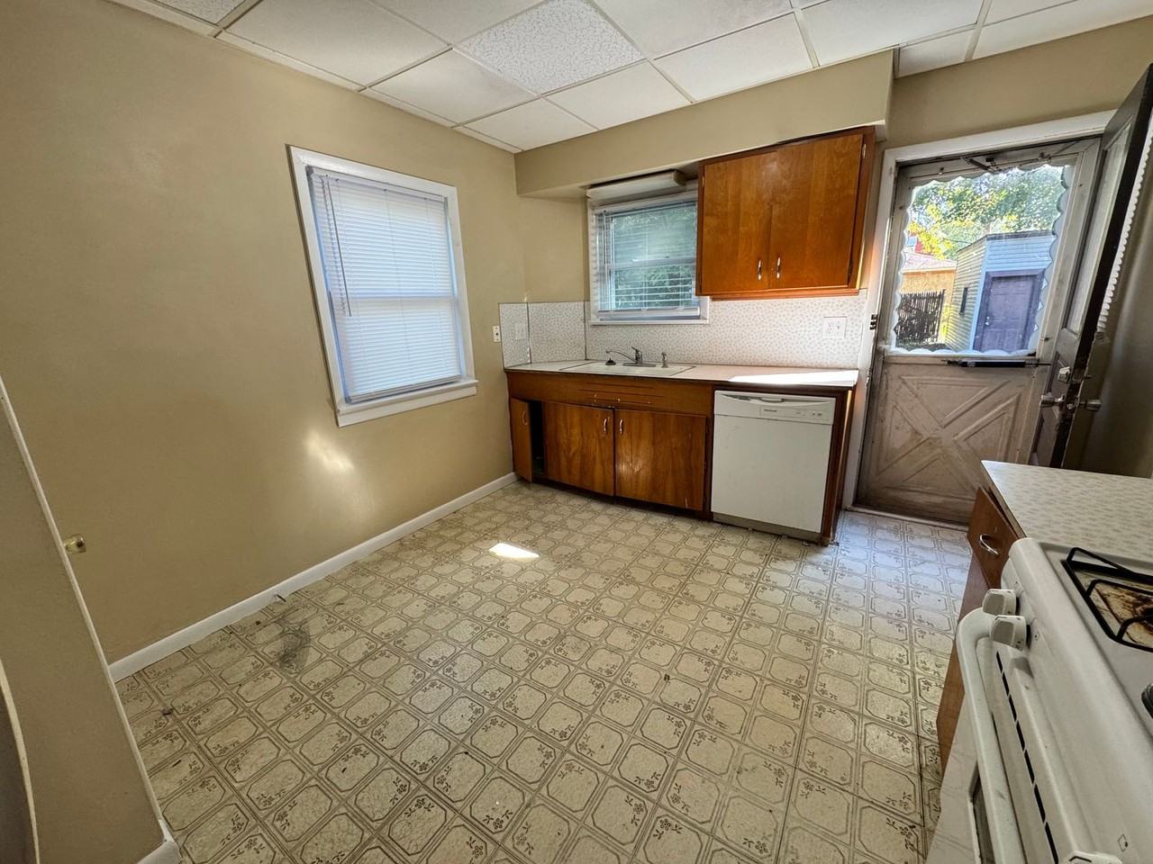 615 Nicholas St - Photo 3 of 12