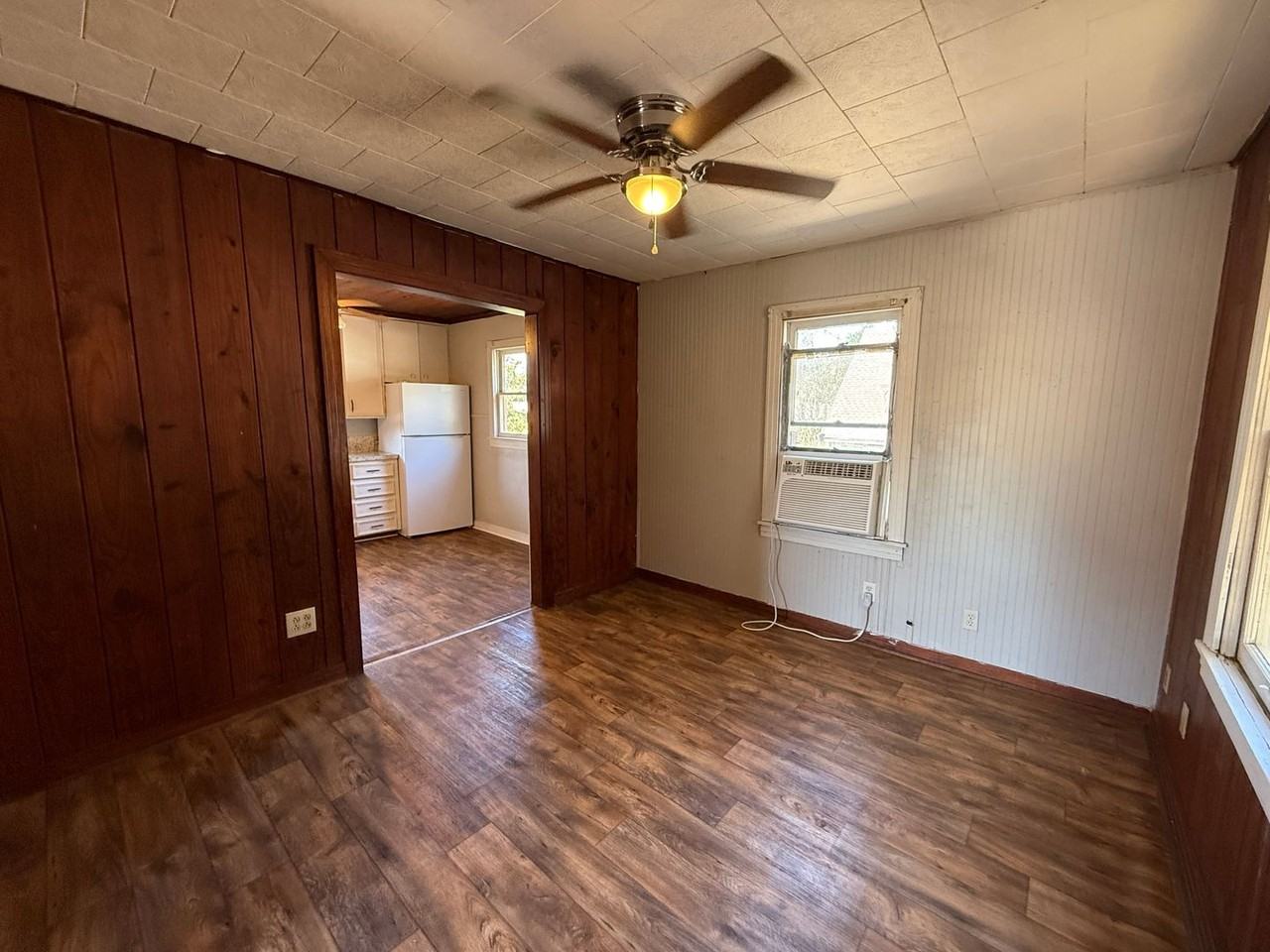 417 W Logan St - Photo 2 of 6