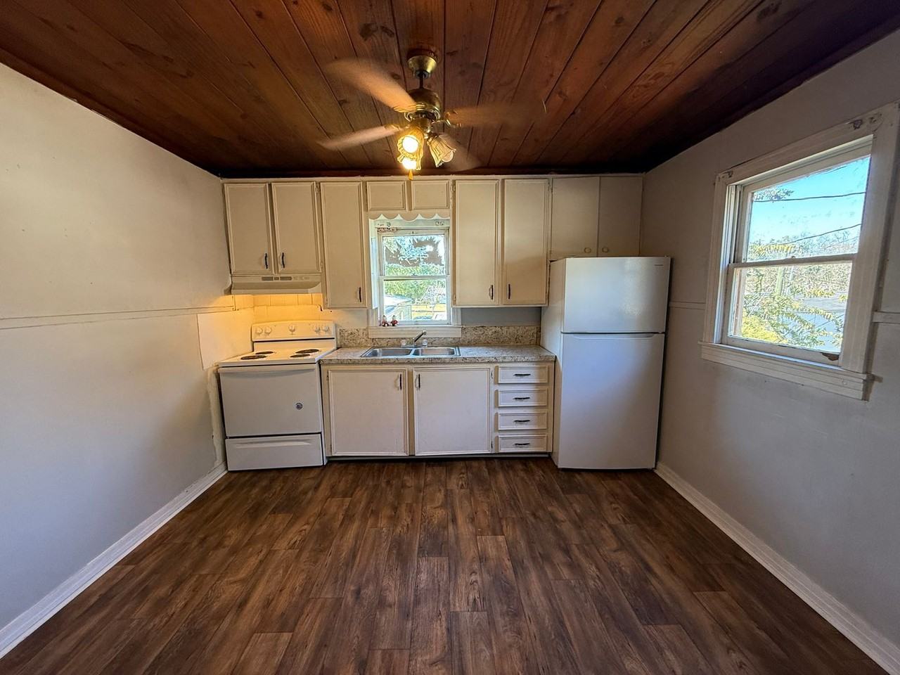 417 W Logan St - Photo 3 of 6