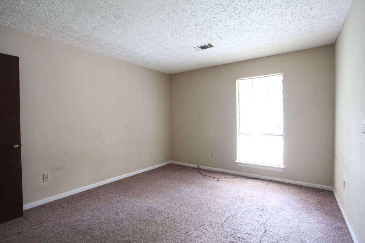 1349 Hampton Dr - Photo 2 of 7