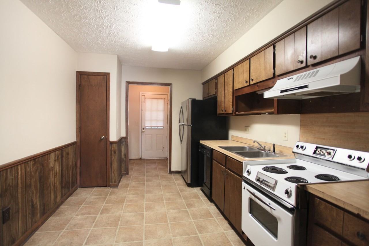 1349 Hampton Dr - Photo 4 of 7