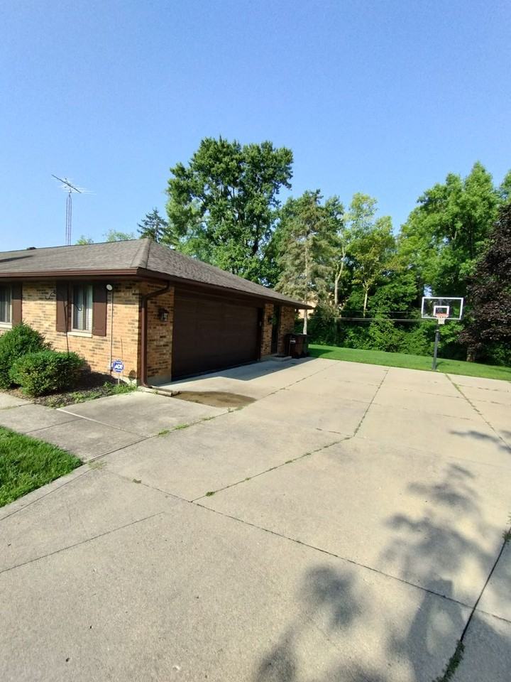 145 Marbrook Dr - Photo 4 of 37