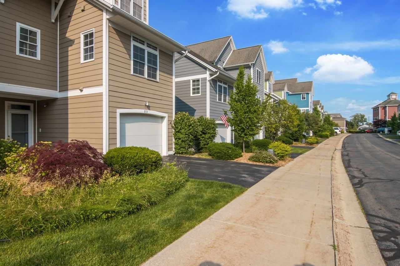 213 Midtown Dr - Photo 3 of 46