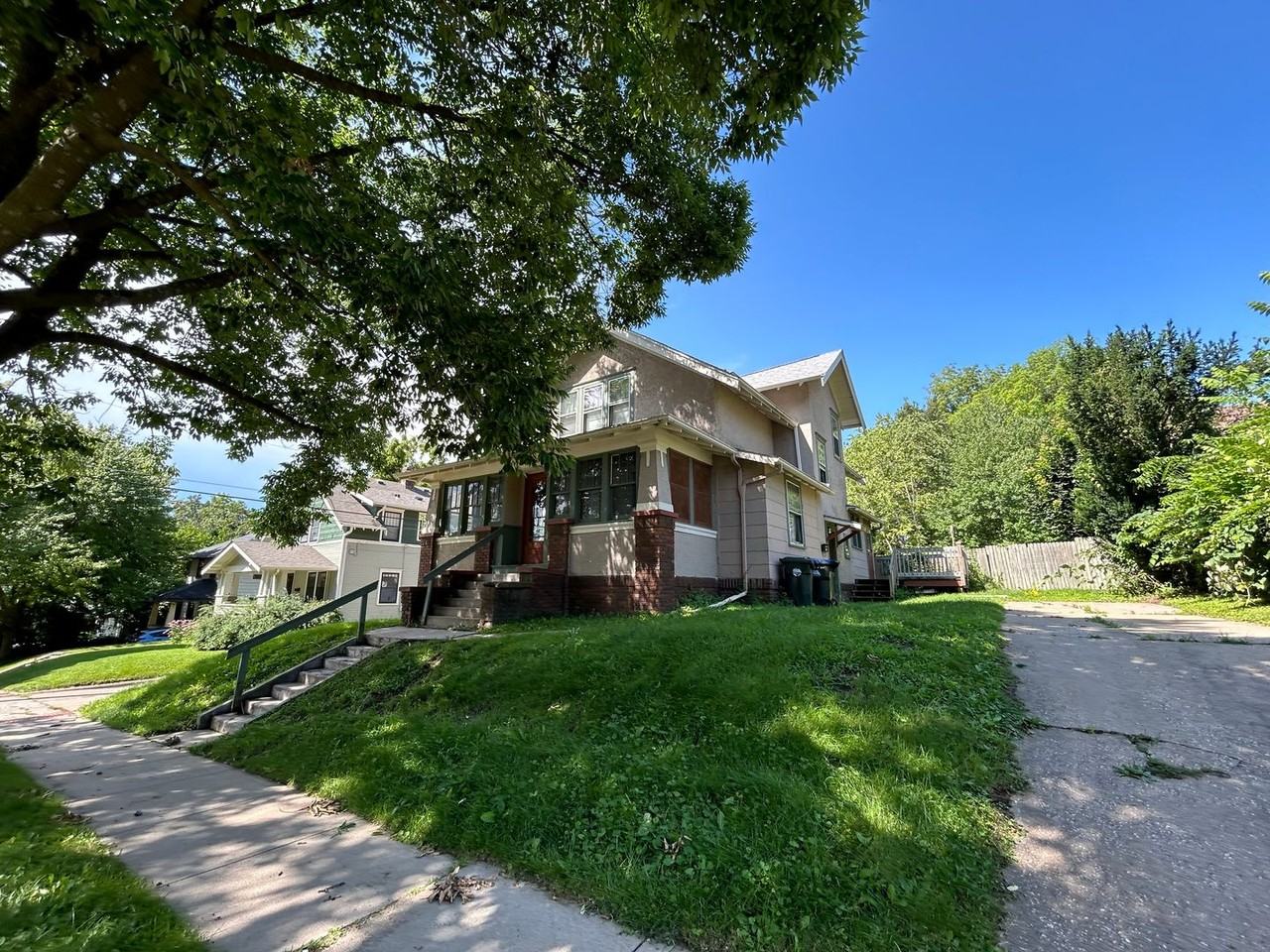 727 North Dodge Street - Photo 2 of 26