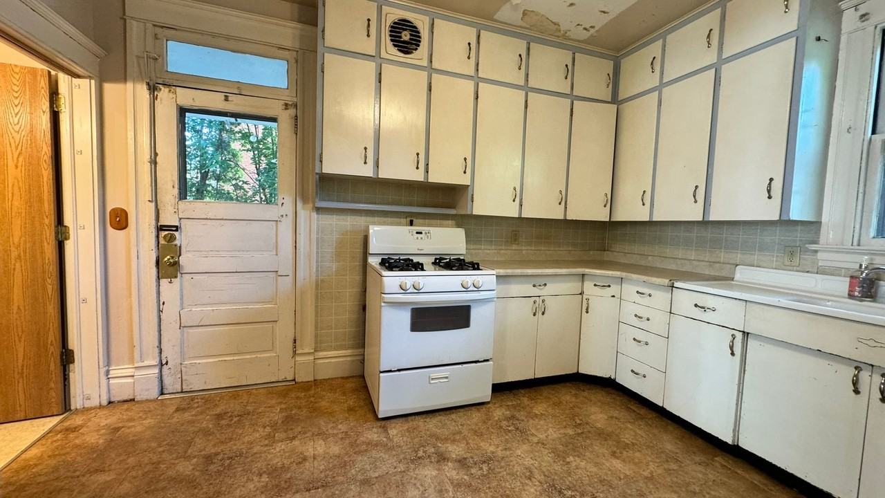 919 E Washington St - Photo 5 of 21