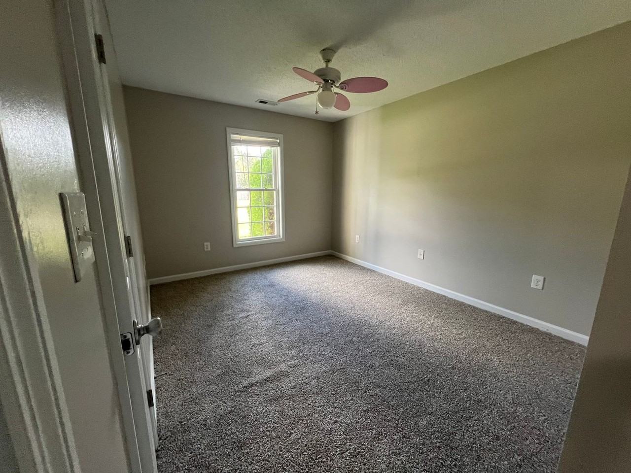 114 Gregory Dr - Photo 2 of 13