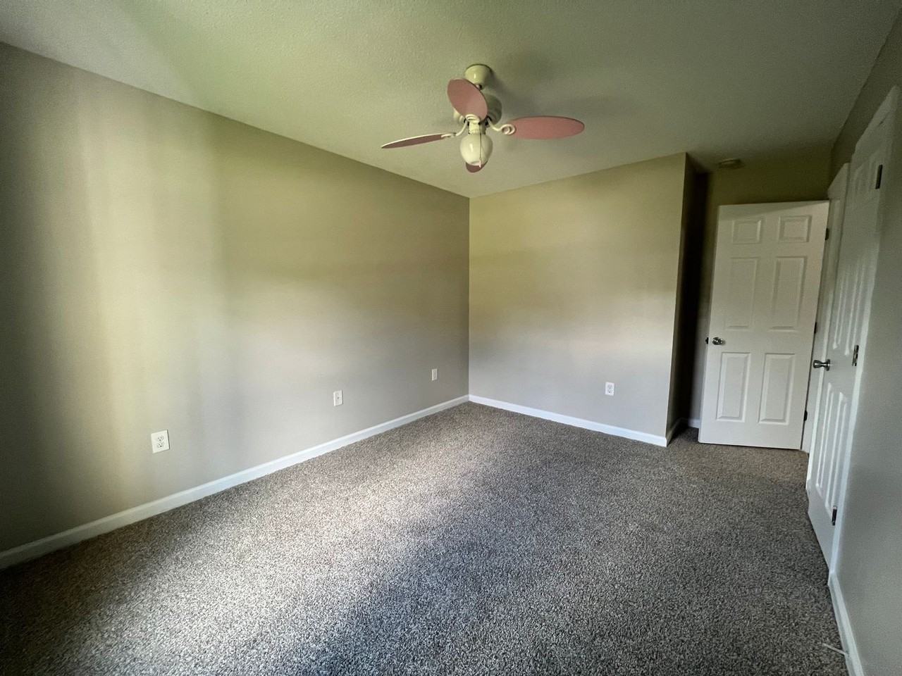 114 Gregory Dr - Photo 3 of 13