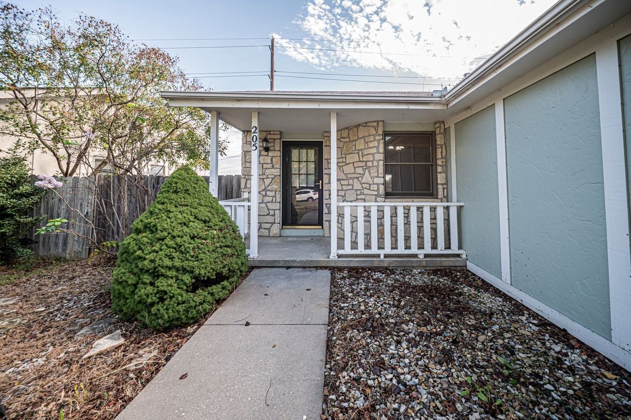 205 Commanche Ct - Photo 2 of 44