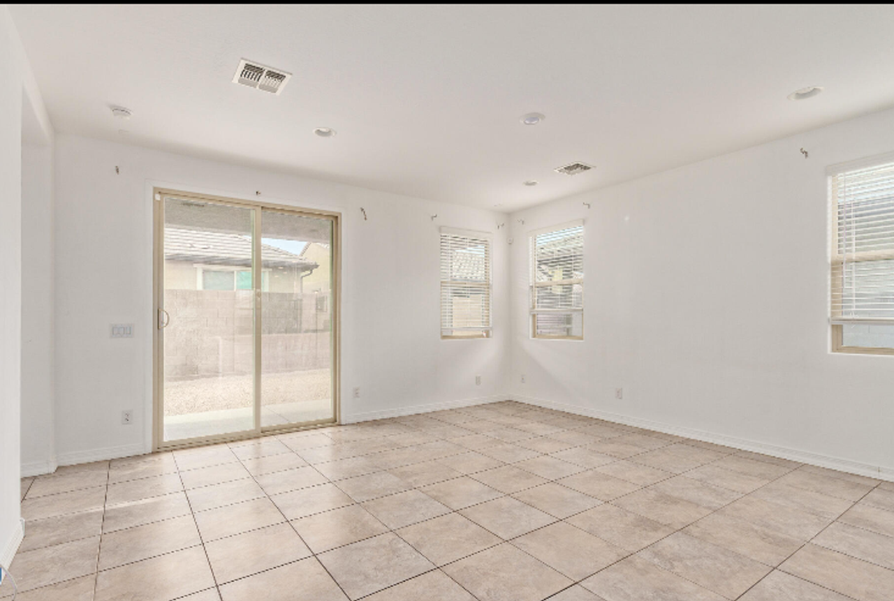 8948 W Bethany Heights Dr - Photo 2 of 14