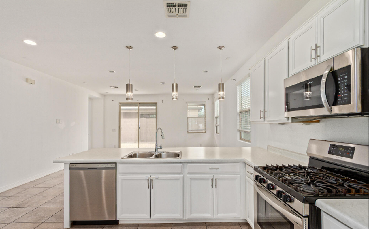 8948 W Bethany Heights Dr - Photo 3 of 14