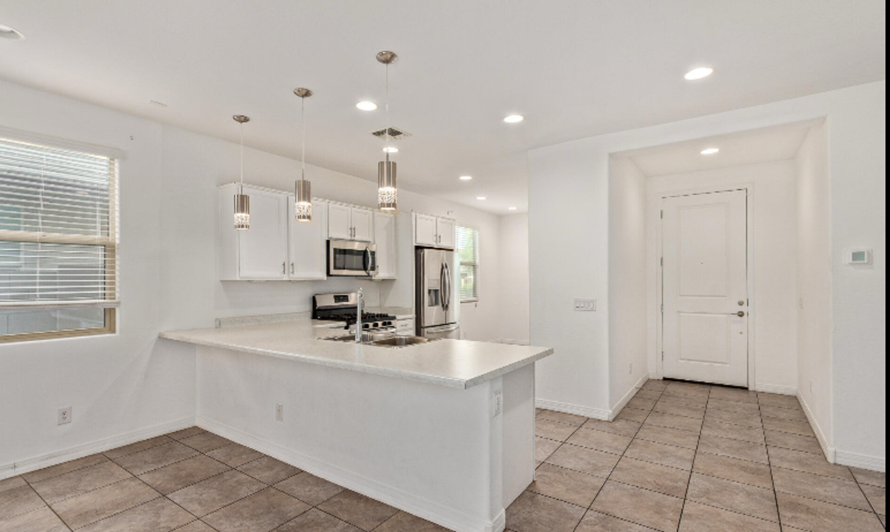 8948 W Bethany Heights Dr - Photo 5 of 14