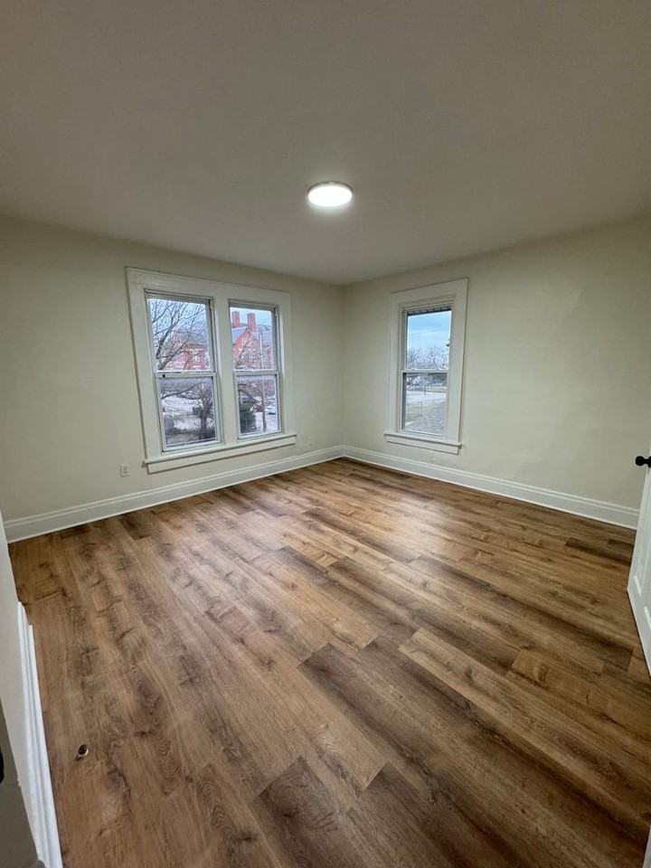 284 E Hudson St - Photo 2 of 19